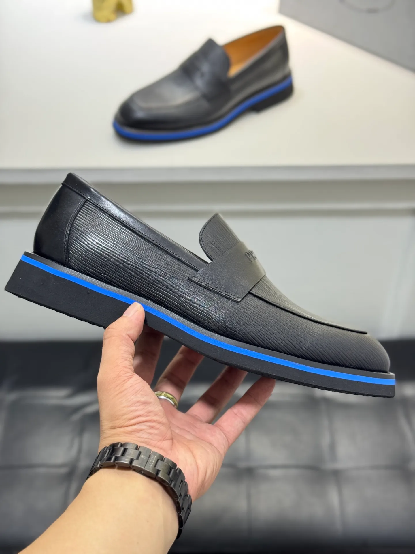Men's shoes 💰520 💰PRADA*——◾ Prada~Thick-soled men's shoes, original single-level perfect boutique, brogue style men's formal casual leather shoes, luxurious materials, imported cowhide, with water-dyed cowhide lining, 4.5cm increased PU foam lightweight outsole, perfectly restore the original classic, purchase the original 1:1 accurate replica, welcome all comparisons 🆚, the design is full of modernity, versatile and fashionable urban men! Size: 39-44 (38.45.46.47. Customized)
